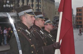 1824.JPG (19111 bytes)