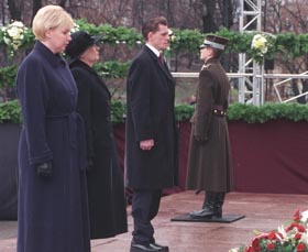 1827.JPG (23360 bytes)