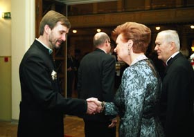 VIKE03.JPG (21131 bytes)