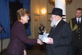 HANUKA1.JPG (18283 bytes)