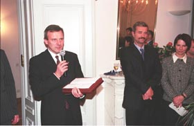 VAC1.JPG (19373 bytes)