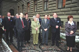 B08.JPG (25407 bytes)