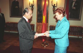 V1.JPG (19574 bytes)