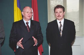 AM.JPG (17210 bytes)