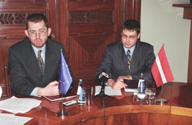 FM.JPG (21604 bytes)