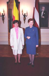 V04.JPG (19140 bytes)