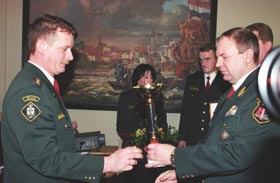 R02.JPG (21272 bytes)