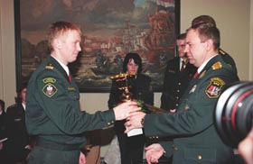 R05.JPG (20828 bytes)