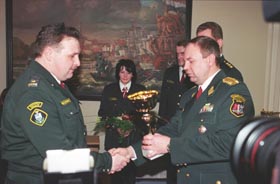 R06.JPG (20939 bytes)