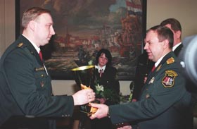 R07.JPG (19310 bytes)