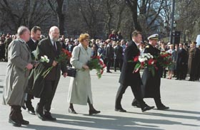 M01.JPG (24846 bytes)