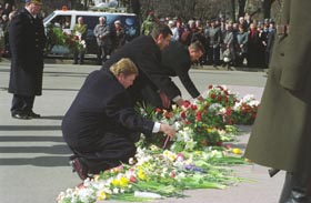 M03.JPG (23723 bytes)