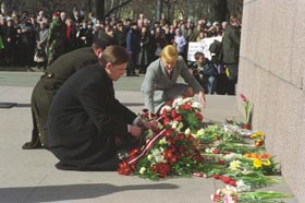 M12.JPG (23932 bytes)