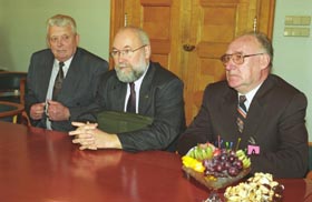 R2.JPG (19944 bytes)