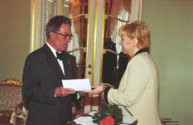 S08.JPG (19312 bytes)