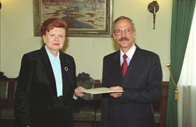 LACIS1.JPG (17890 bytes)