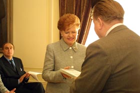 VESTURE2.JPG (18490 bytes)