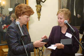 SIEVIETES.JPG (31617 bytes)