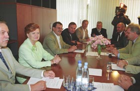 P04.JPG (23114 bytes)