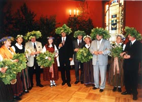 S1.JPG (28040 bytes)