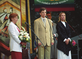 DZ07.JPG (70100 bytes)