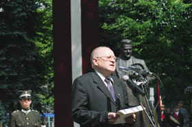 9904.JPG (35475 bytes)