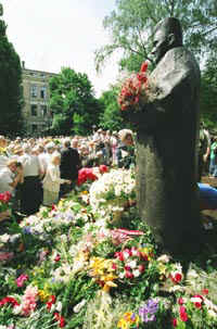 9905.JPG (52231 bytes)