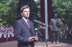 P12.JPG (23147 bytes)