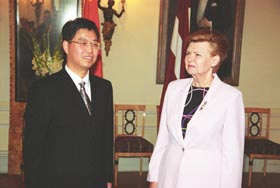 V1.JPG (19025 bytes)