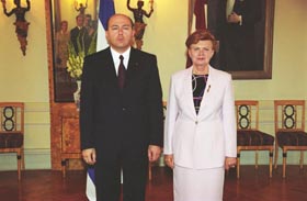 V2.JPG (19902 bytes)