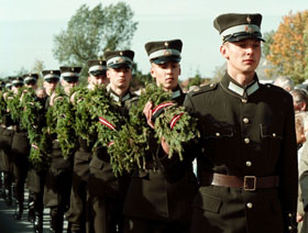 LESTENE2.JPG (28068 bytes)