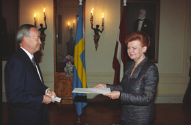 V03.JPG (50458 bytes)