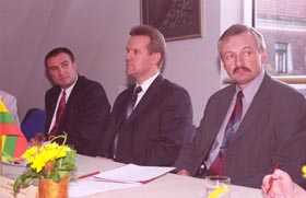 Z10.JPG (19008 bytes)