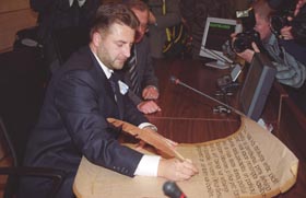 R11.JPG (15062 bytes)