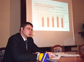 DOMBROVSKIS03.JPG (17606 bytes)