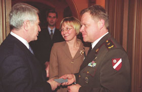 U5.JPG (17077 bytes)