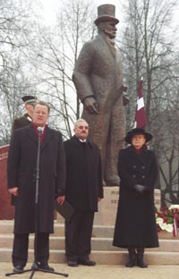 C02.JPG (20215 bytes)