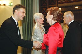 PIENEMSANA01.JPG (29121 bytes)