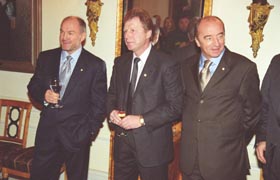 F03.JPG (16212 bytes)