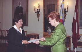 F1.JPG (14894 bytes)