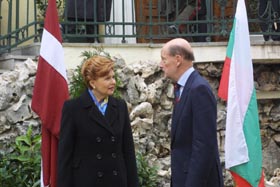 B02.JPG (32803 bytes)