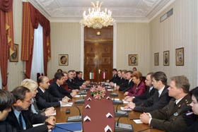 B04.JPG (31231 bytes)