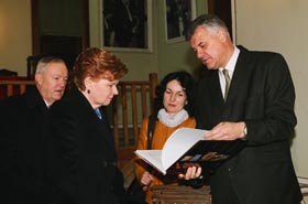 B12.JPG (25198 bytes)