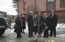 MADONA2.PNG (99266 bytes)