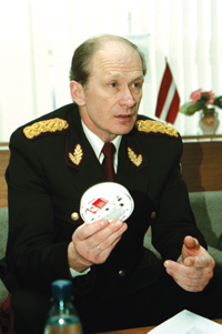 UGUNS2.PNG (100512 bytes)