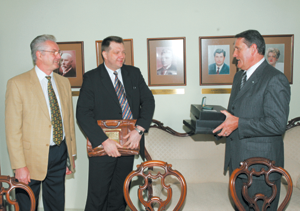 PIRMAAA.PNG (115537 bytes)