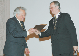 ZINATNIEKI.PNG (89476 bytes)