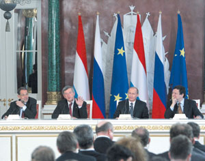 PIRMAAA.JPG (23759 bytes)