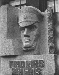 TELNIEKS2.JPG (15771 bytes)