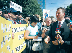 PIRMAAA.JPG (29029 bytes)